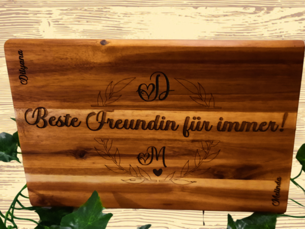 Frühstückbrettern mit Monogramme und Namen