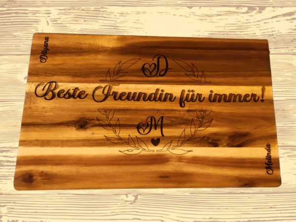 Frühstückbrettern mit Monogramme und Namen