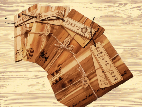 Brettchen , Einzigartiges Frühstücksbrett-Set: Personalisiertes Holzbrett mit Gratis-Lesezeichen ,lesezeichen frühstücksbrett als geschenk